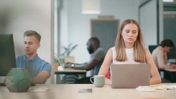 Mujer de negocios relajarse después del trabajo en la oficina. Mujer agotada haciendo respiración de yoga — Vídeo de stock