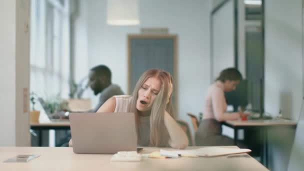 快乐的女士在工作场所喝咖啡后醒来。疲惫的商务女性睡觉 — 图库视频影像