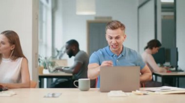 Mutlu iş adamı coworking alanda sandalyede etrafında dönüyor