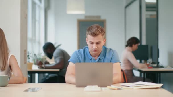 Hombre cansado durmiendo con cuaderno en la oficina de coworking. Hombre de negocios agotado — Vídeos de Stock