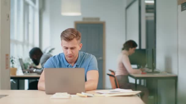 Joven durmiendo en el lugar de trabajo. Retrato del hombre de negocios que se duerme . — Vídeo de stock