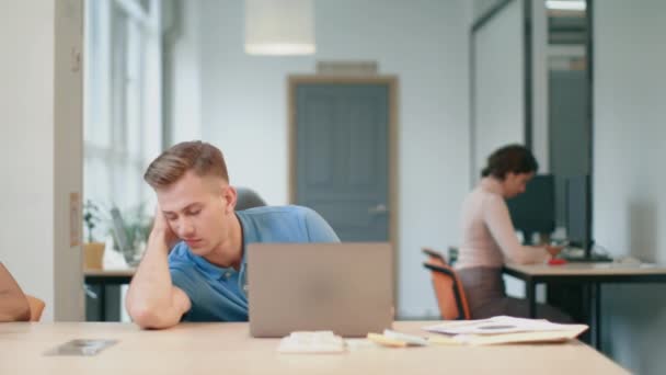 Ο επιχειρηματικός άνθρωπος κοιμάται στο coworking. Επαγγελματίας δώσει καφέ σε κουρασμένο συνάδελφο — Αρχείο Βίντεο