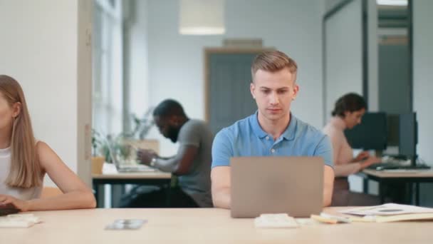 Homem de negócios a trabalhar no computador na Coworking. alegre profissional fazendo masculino — Vídeo de Stock
