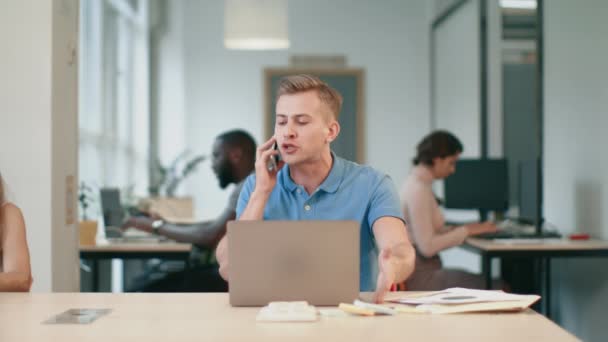 Arg man pratar på mobilen på Coworking rymden. Agressiv man som har telefonsamtal. — Stockvideo