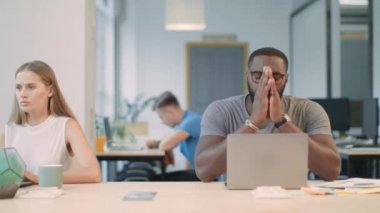 Üzgün adam coworking alanda dizüstü bilgisayarda kötü haber okuma