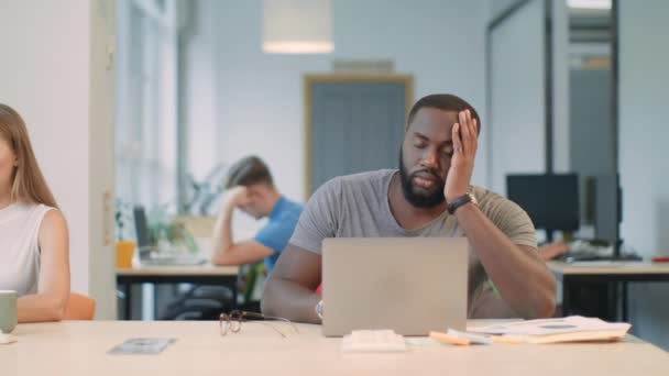 Un homme endormi qui dort sur son lieu de travail. Glissant homme frottant les yeux à l'espace ouvert . — Video