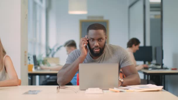 Zły człowiek rozmawia na telefon komórkowy na Coworking przestrzeni. Agresywny telefon zadzwonić facet — Wideo stockowe