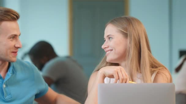 Pareja feliz hablando en el coworking. Primer plano sonriente chico coqueteando con rubia chica — Vídeo de stock