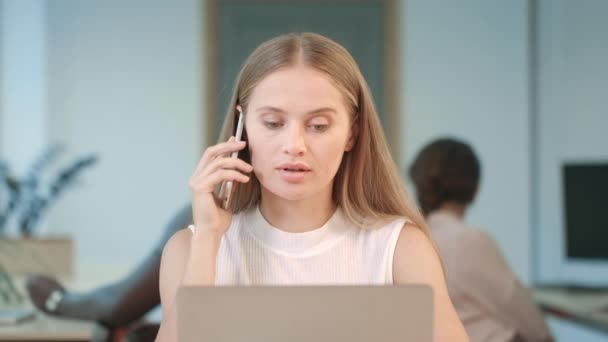 Jeune femme travaillant à un ordinateur portable dans un bureau d'affaires. Portrait de femme concentrée — Video