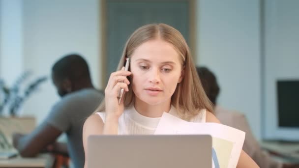 Aggressive Frau telefoniert beim Coworking. Nahaufnahme Wütende Frau schwenkt Papiere. — Stockvideo