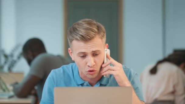 Wütender Mann telefoniert beim Coworking. Nahaufnahme Mann diskutiert Arbeitsfragen. — Stockvideo