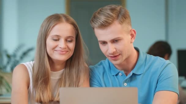 Joyeux couple discutant du projet au coworking. Gros plan gars flirter avec fille — Video