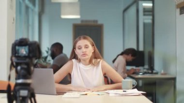 Öğrencileri motive eden iş koçu. Kadın antrenör kayıt video coworking.