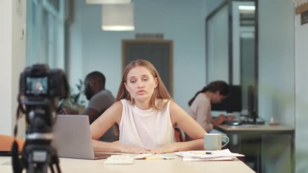 Obchodní kočár motivující studenty. Ženská autokar nahrávací video při spolupráci. — Stock video