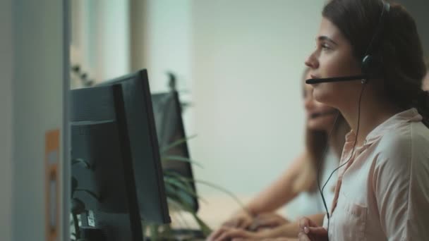 Opérateur de centre d'appels parlant avec le client. Jolie femme qui travaille au centre d'appels .