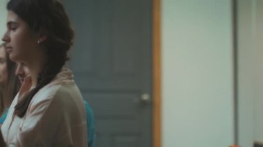 Çağrı merkezinde meditasyon yapmakta olan bitkin bir kadın. Yorgun operatör yoga ile rahatlatıcı