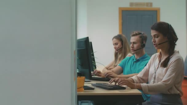 Professioneel team werkzaam bij Call Center. Serieuze werknemers die informatie verstrekken. — Stockvideo