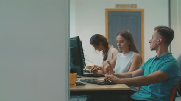 Jóvenes colegas discutiendo preguntas de trabajo. Gente alegre burlándose — Vídeos de Stock