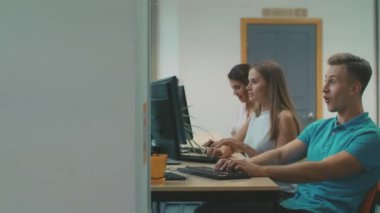 Genç adam e-posta ile iyi bir mektup alıyor. Neşeli adam evet jesti yapıyor.