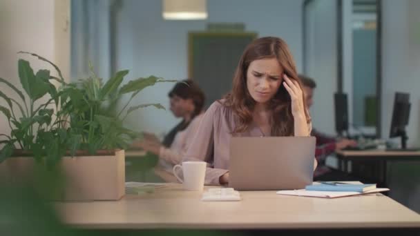 Mulher de negócios lendo más notícias no computador portátil no escritório — Vídeo de Stock