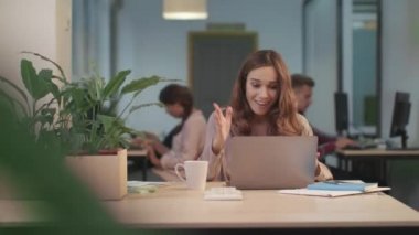 İş kadını birlikte çalışmada iyi haberler okuyor. Dizüstü bilgisayarda mutlu freelancer iş