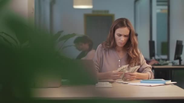 Mujer concentrada contando dinero. Mujer de negocios chequeando efectivo y presupuesto . — Vídeos de Stock