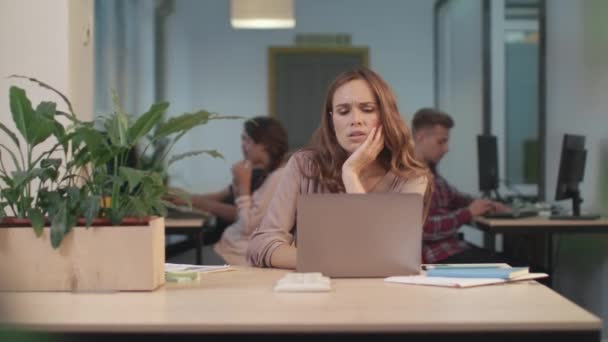 Geschäftsfrau, die beim Coworking entspannen will. hübsche Frau dehnt sich nach der Arbeit. — Stockvideo