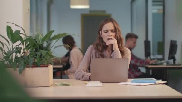 Zakelijke vrouw ontspannen na hard werken. Vermoeide vrouw mediteren bij coworking. — Stockvideo