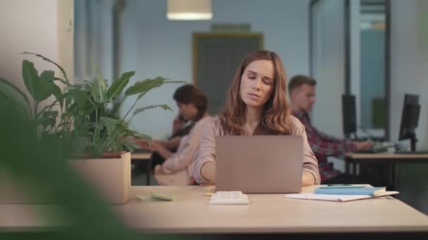 Affärskvinna läser dåliga nyheter på Coworking. Trött kvinna andas djup. — Stockvideo