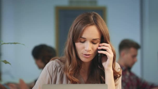 Mulher de negócios a fazer um telefonema informal. Sorrindo senhora conversando móvel . — Vídeo de Stock