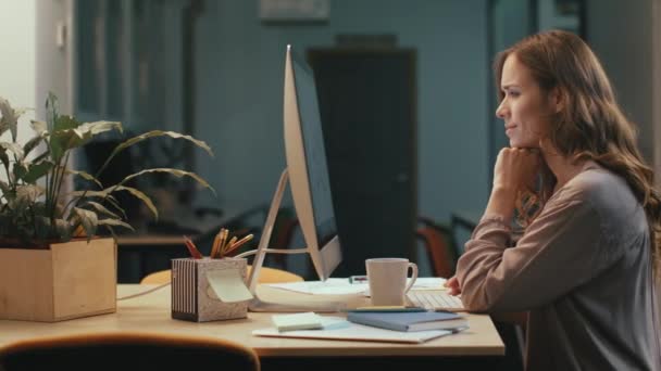 Mujer de negocios buscando informe financiero en el ordenador en el espacio de coworking noche — Vídeos de Stock