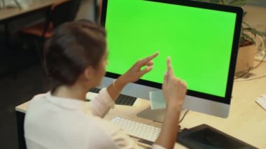 İş kadını ofiste yeşil ekran ile bilgisayarda video online arama