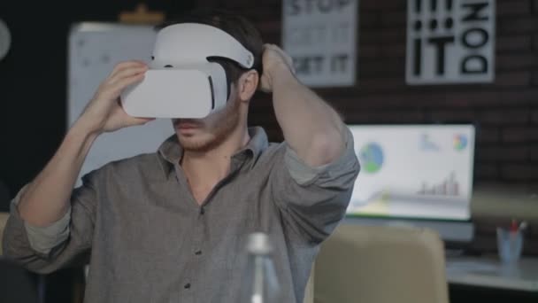 Game designer draagt VR-headset en werkt in augmented reality op kantoor — Stockvideo