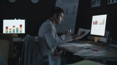 Gece ofisindeki bilgisayarda çalışan ciddi bir işadamı..