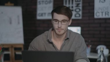 Gece ofisinde bilgisayar izleyen ciddi bir iş adamı..