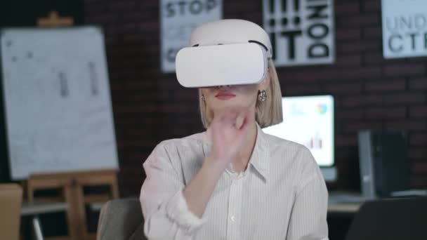 Mujer de negocios que trabaja en el ciberespacio en la oficina. Mujer diseñadora usando gafas VR. — Vídeos de Stock