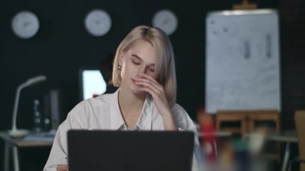 Αναστατωμένη επιχειρηματίας που κοιτάζει την οθόνη του υπολογιστή στο γραφείο νύχτα. — Αρχείο Βίντεο