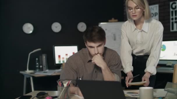 暗いオフィスで若い専門家の仕事を批判する女性ビジネスボス。悪い仕事だ — ストック動画