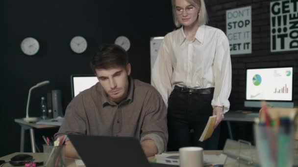 Zadowolona kobieta szef chwaląc pracownika za dobrą pracę w ciemnym biurze — Wideo stockowe