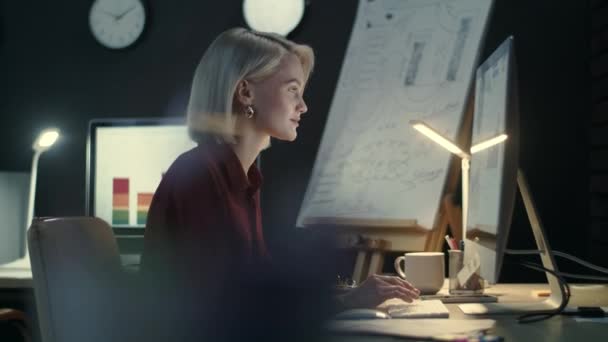 Zakelijke vrouw typen op computer toetsenbord in donker kantoor. — Stockvideo