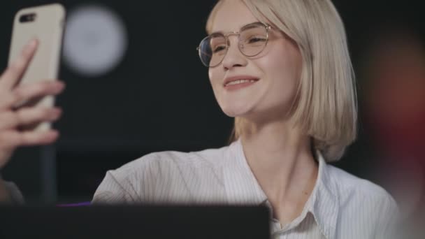 陽気な女性送信エアキスのためにモバイル自慰行為で夜オフィス — ストック動画