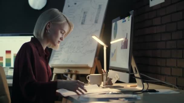 Přepracovaná podnikatelka pracující na počítači v noční kanceláři. — Stock video