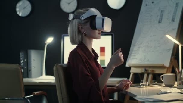 Femme d'affaires glisser les mains dans l'espace interactif dans le bureau de nuit — Video