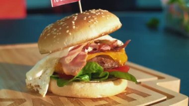 Jambon kızarmış yumurta marul ve susam topuzun sebze parçaları ile Burger