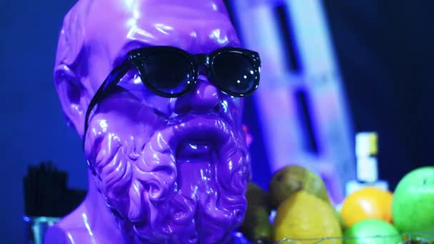 Blue sculpture of male head with beard and glasses on eyes. Modern art — Stock Video