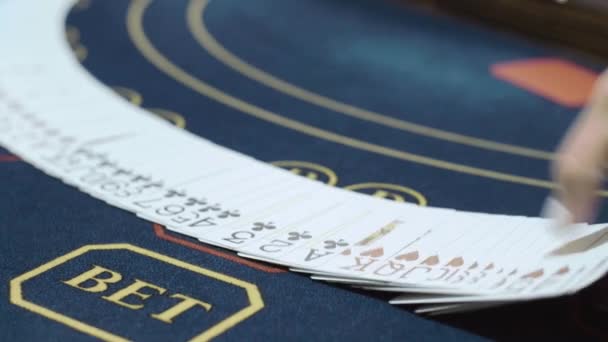 Gros plan des mains du croupier avec des cartes à jouer sur la table de poker — Video
