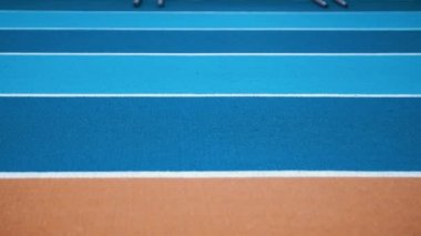 Atletler koşu pistinde spor ayakkabı giyiyorlar. Sağlıklı yaşam tarzı kavramı