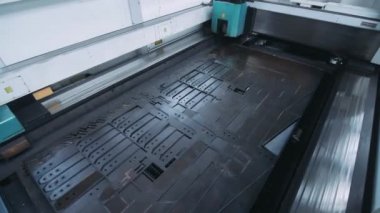 Kesme sistemi makinesinde hareket eden metal plaka. Modern metal işleme teknolojisi