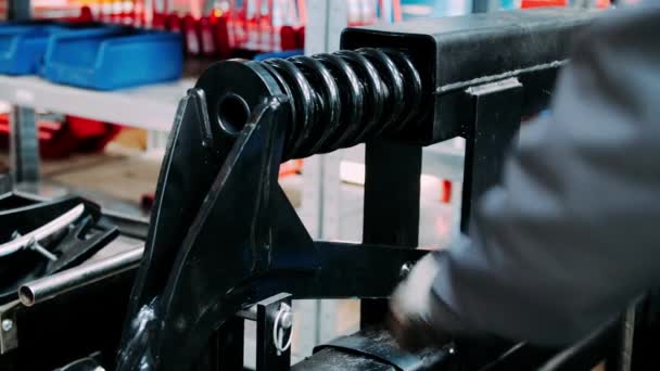 Fabrikada yay lı kıvrılma makinesini yöneten işçi. Endüstriyel ekipmanlar — Stok video