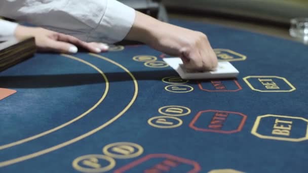 Croupier zetten speelkaarten in rij in casino. Poker spelen in het casino — Stockvideo